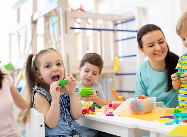 Spelende kinderen in de kinderopvang